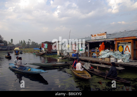 Traditionelle Boote Reisen die Gewässer in Dal-See in Srinagar in Kashmir in Indien Stockfoto