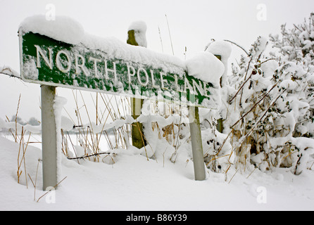 Eine schneebedeckte Straßenschild "North Pole Lane" in Keston, Greater London, nachdem die schwersten Schneefälle seit 18 Jahren. Stockfoto