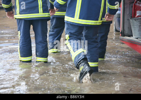 die Feuerwehr hilft Pumpe Wasser aus einem überschwemmten Pub in Hertford, platzen Hertfordshire nach einem Fluss seiner bank Stockfoto