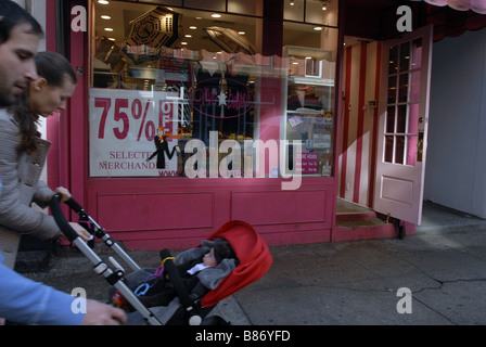 Käufer übergeben eine Olive und Bettes im Stadtteil Soho von New York Stockfoto