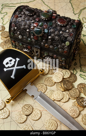 Piraten Truhe mit Gold und Schwert Stockfoto