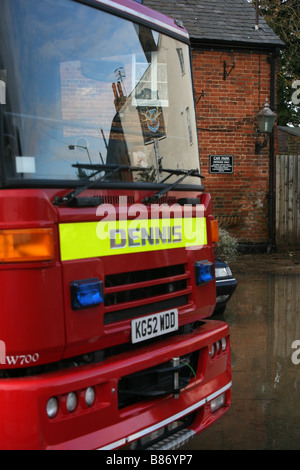 die Feuerwehr hilft Pumpe Wasser aus einem überschwemmten Pub in Hertford, platzen Hertfordshire nach einem Fluss seiner bank Stockfoto