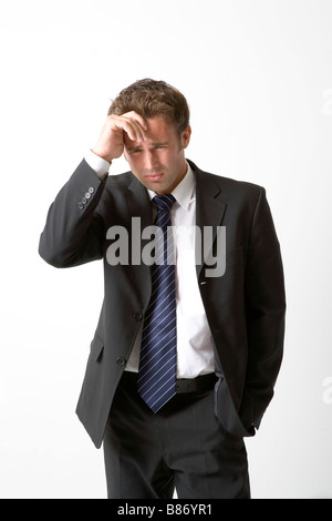 Geschäftsmann mit Hand auf der Stirn stehen nach unten Stockfoto