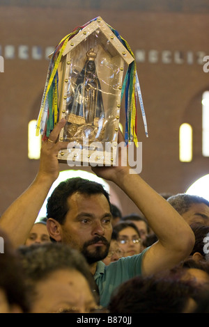 Pilger bezahlen im Basilica Nova de Nossa Senhora Aparecida in Aparecida Do Norte Stadt Bundesstaat Sao Paulo Brasilien Gelübde Stockfoto