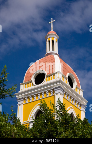 Gelbe und rote Glockenturm des neoklassizistischen Kathedrale von Granada oder Mariä Himmelfahrt-Kathedrale in Granada, Nicaragua. Stockfoto