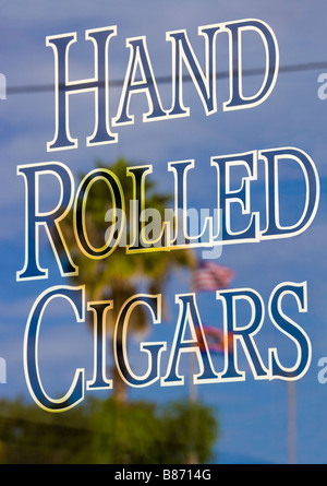 Hand gerollt Zigarren Schild an einem Schaufenster in Tampa Florida Quartier Latin Ybor City. Stockfoto