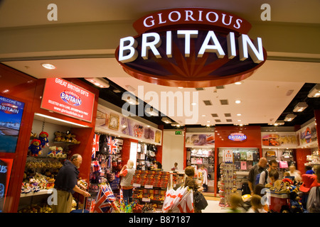 "Glorious Britain" Souvenir-Shop in der Abflughalle am Flughafen London Heathrow Terminal 3. Stockfoto