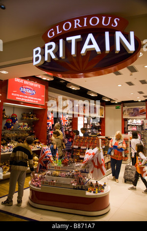 "Glorious Britain" Souvenir-Shop in der Abflughalle am Flughafen London Heathrow Terminal 3. Stockfoto