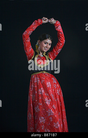Eine Frau, die Durchführung Odissi der indischen klassischen Tanz, Indien. Stockfoto