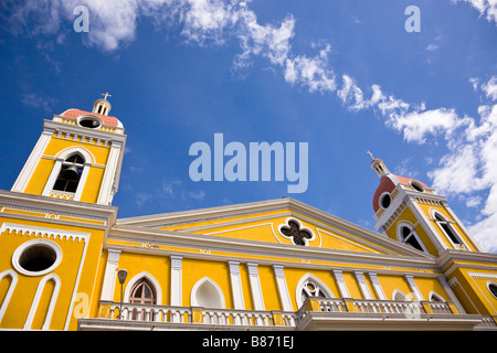 Leuchtend gelbe Fassade des klassizistischen Kathedrale von Granada oder Mariä Himmelfahrt-Kathedrale in Granada, Nicaragua.