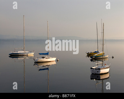 Festgemachten Segelbooten bei Sonnenuntergang, Lago Maggiore, Italien Stockfoto