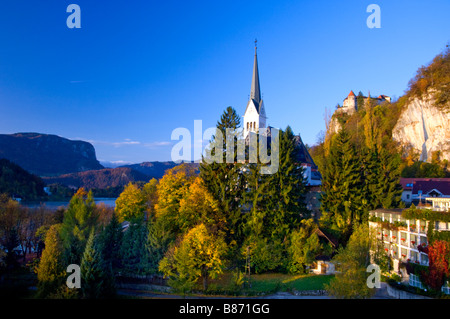 Die Pfarrkirche St. Martin s und die Burg von Bled Slowenien Stockfoto