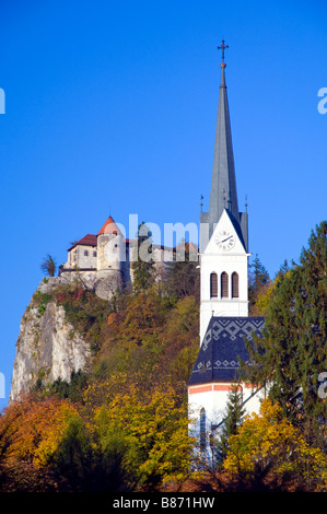 Die Pfarrkirche St. Martin s und die Burg von Bled Slowenien Stockfoto