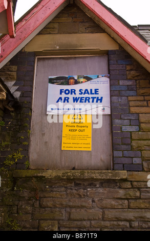 Mit Brettern vernagelt verlassenen Grundschule zum Verkauf in Hirwaun South Wales UK Stockfoto