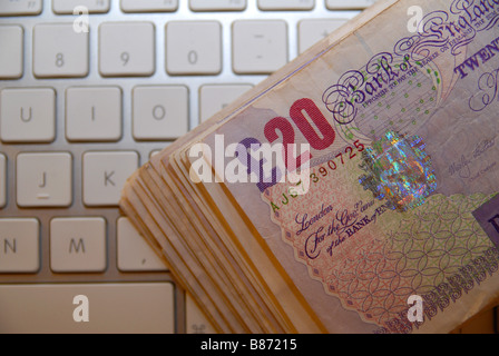 Ein Stapel / Haufen von £20 Stirling Banknoten, verwendeten Notizen (Währung Geld) verwendet. Stockfoto