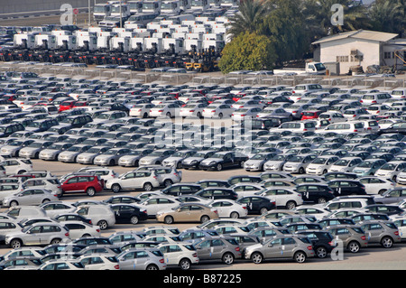 Luftaufnahme von Hafenstadt kommerziellen Hafen Lagerreihen von importierten neuen Autos & LKW warten auf Verteilung Abu Dhab Vereinigte Arabische Emirate VAE Asien Stockfoto