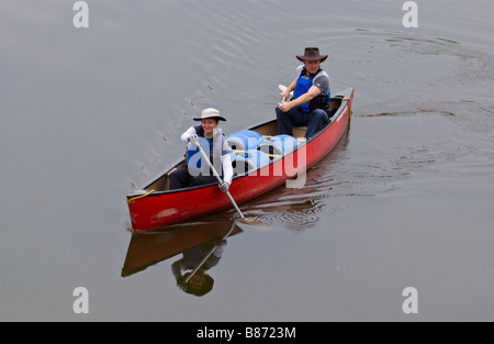 Kanuten auf River Wye Springer-in offenen Kanu UK Stockfoto