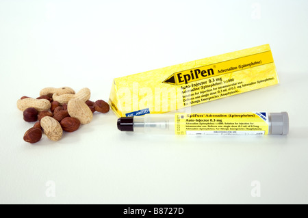 Nussallergie - ein epipen mit Adrenalin und einer Auswahl an Nüssen Stockfoto