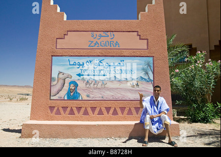 Berühmte Straßenschild in Zagora nach Timbuktu Stockfoto