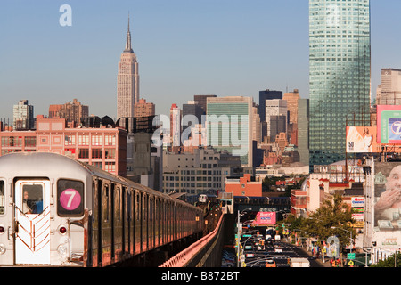 U Bahn verlassen Lowry Station Sunnyside Queens New York mit dem Empire State Building und UNO-Gebäude in Ferne Stockfoto