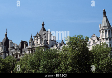 Details der oberen Etagen des London, National Liberal Club (R) & Whitehall Gericht, von der South Bank. Stockfoto