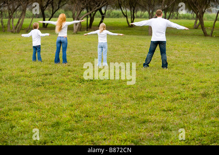 Familie tun Strecke auf Rasen Rückansicht Stockfoto