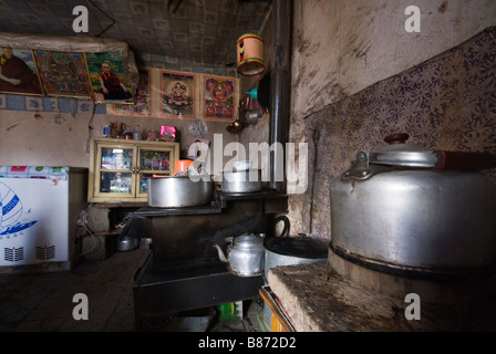 Innerhalb eines tibetischen Hauses. Kochnische Stockfoto