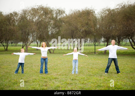 Familie tun Strecke auf dem Rasen Stockfoto