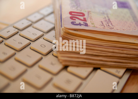 Ein Stapel / Haufen von £20 Stirling Banknoten, verwendeten Notizen (Währung Geld) verwendet. Stockfoto