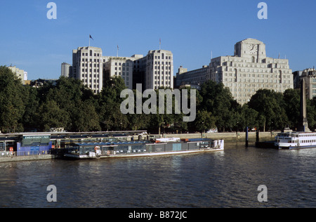 London, neue Adelphi (L) & ehemalige Shell Mex House (R) und Charing Cross Pier, gesehen von der South Bank. Stockfoto