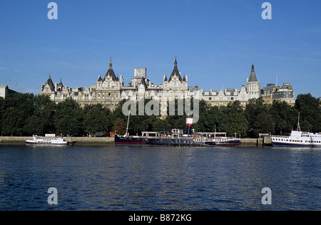London, National Liberal Club (R) & Whitehall Court, jetzt Royal Horse Guards Thistle Hotel, (L) von der South Bank Stockfoto