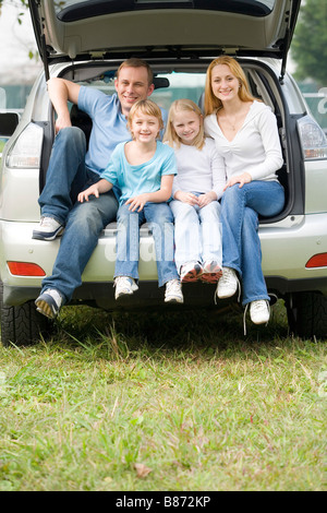 Familie zusammen sitzen auf der Rückseite des Auto-Porträt Stockfoto