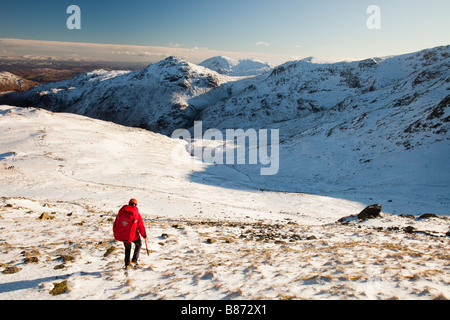 Mitglieder der Bergrettung Langdale Ambleside hinab Bogen fiel nach Behandlung und die Evakuierung einer gefallenen walker Stockfoto