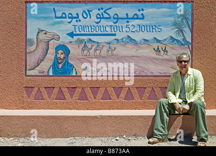 Berühmte Schild bei Zagora Wegweiser nach Timbuktu Stockfoto