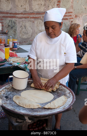 eine Mexikanerin macht Taco Tacos in ihrer Küche Bürgersteig auf der Calle Macedonio Alcala in Oaxaca-Stadt, Oaxaca, Mexiko Stockfoto