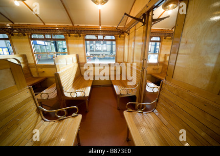 Innenraum von einem niederländischen International Anfang des 20. Jahrhunderts Eisenbahnwagen, 1923 in Haarlem von Beynes gemacht. 3. Klasse hölzernen Abschnitt. Stockfoto