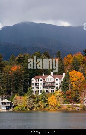 Ein Sturm rollt über den Adirondack Mountains am Lake Placid, New York USA 6. Oktober 2008 Stockfoto