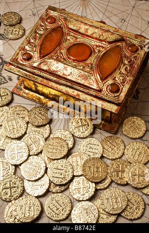 Gold-Box und Goldmünzen Stockfoto