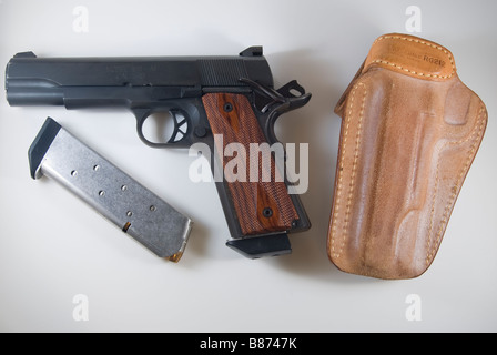 1911.45 mit Holster und Wechselmagazin Stockfoto