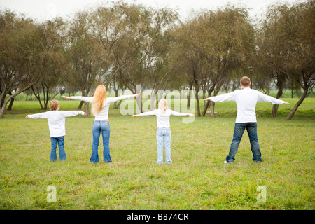 Familie tun Strecke auf Rasen Rückansicht Stockfoto