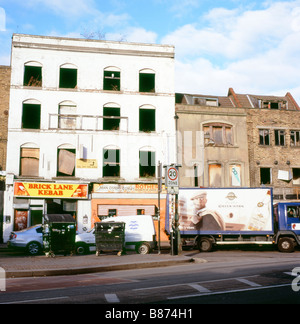 Eine Reihe von verlassenen Geschäften auf Commercial Street in der Nähe von Brick Lane, East End, London England UK KATHY DEWITT Stockfoto