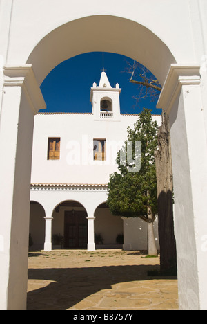 Fassade und Hof der Kirche von Sant Miquel de Balansat, Ibiza, Spanien Stockfoto