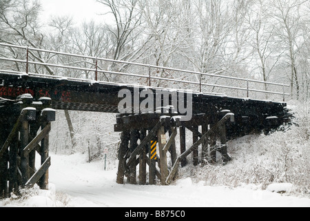 Eine alte Eisenbahnbrücke im Winter. Stockfoto