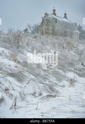 Eine graue Scheune an einem grauen Wintertag. Stockfoto