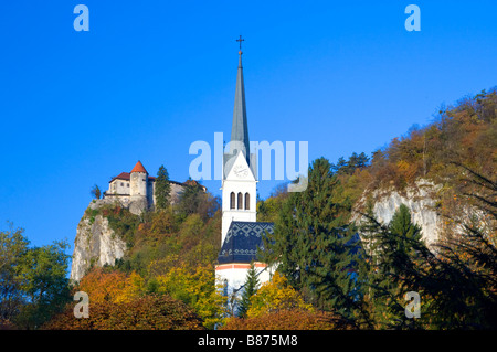 Die Pfarrkirche St. Martin s und die Burg von Bled Slowenien Stockfoto