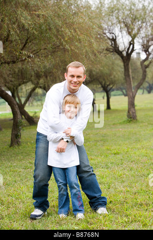 Vater Holding Sohn im Arm Stockfoto
