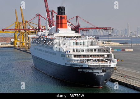 Queen Elizabeth 2 QE2 QEII ex Cunard Kreuzfahrtschiff Port Rashid Dubai wartet auf den Umbau zum schwimmenden Hotelmuseum 2009 Vereinigte Arabische Emirate VAE Stockfoto