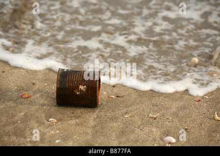 Rostige alte können an einem Strand angespült. Stockfoto