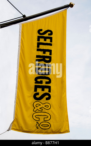 Eine Werbung Flagge außerhalb Kaufhaus Selfridges & Co, Oxford Street, London. Jan 2009 Stockfoto