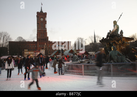 Berlin Rotes Rathaus Rote Rathaus Weihnachtsmarkt Weihnachtsmarkt Neptunbrunnen Neptun gut Stockfoto